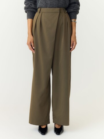 YAS Regular Trousers 'WERA' in Green: front