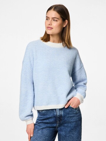 Pull-over 'PCDilippa' PIECES en bleu : devant
