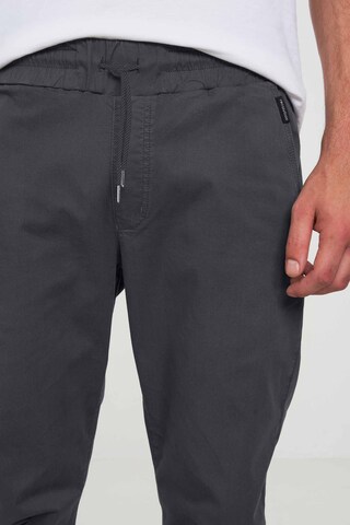 recolution Tapered Chinohose in Grau