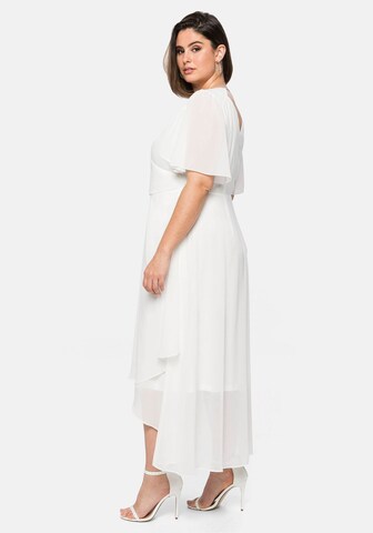 Robe de soirée SHEEGO en blanc