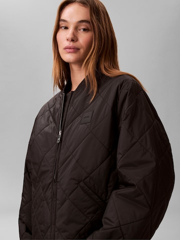 Calvin Klein Jeans Välikausitakki värissä musta