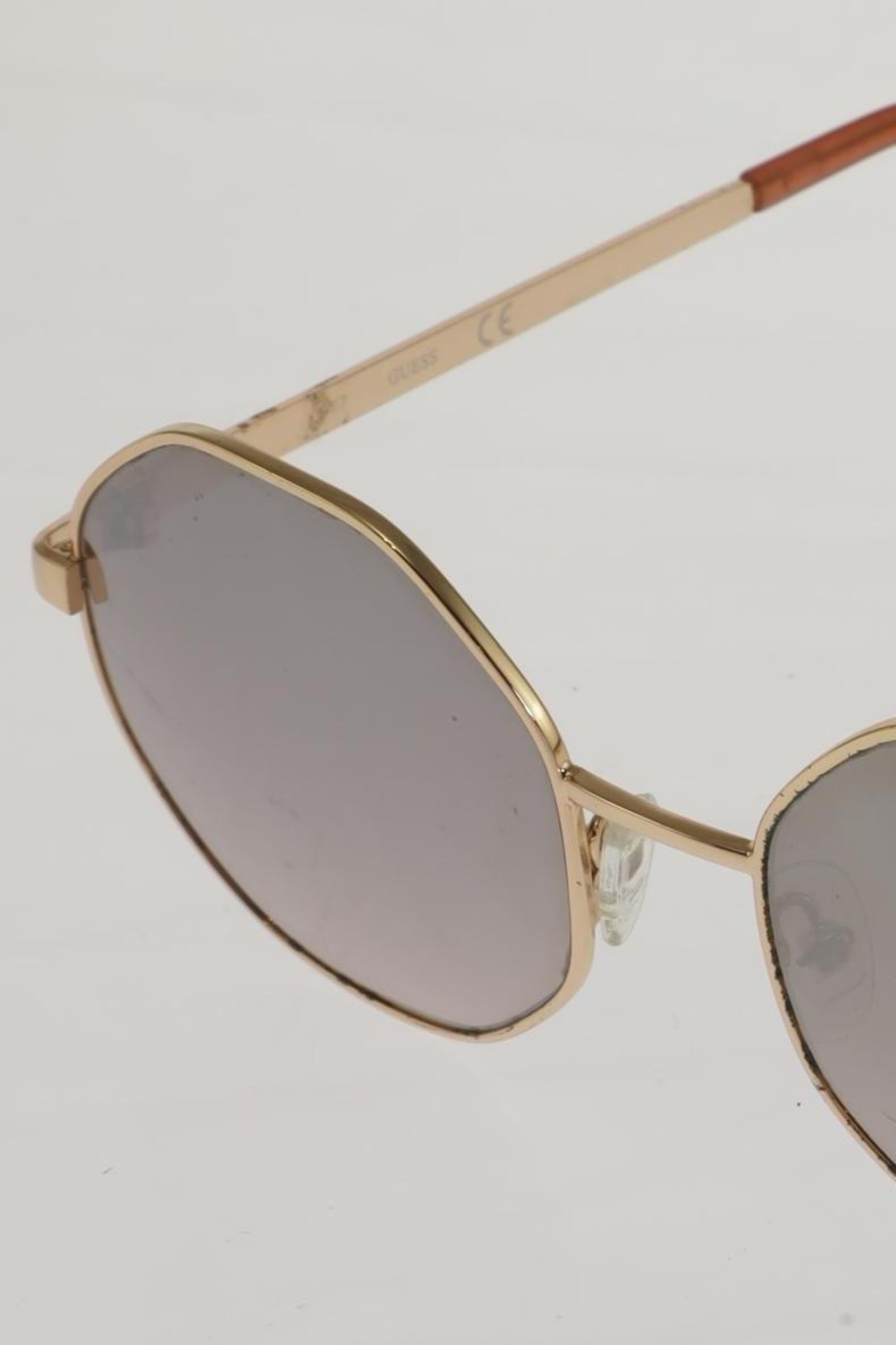 GUESS Sunglasses in One size in Gold