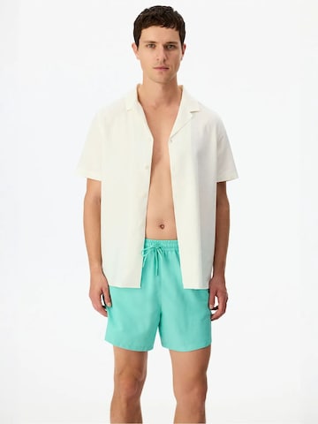 Penti Rövid fürdőnadrágok 'PENTI Herren Basic Badeshorts' - zöld: elől