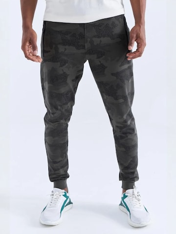 Skinny Pantaloni sportivi di Tommy Life in grigio