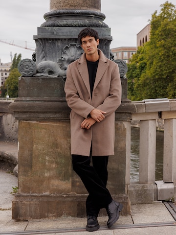DAN FOX APPAREL Płaszcz przejściowy 'Frederik' w kolorze brązowy