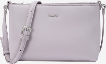 Calvin Klein - Bolso de hombro 'Must' en lila: frente