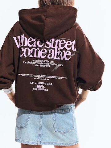 Bershka Суичър в кафяво