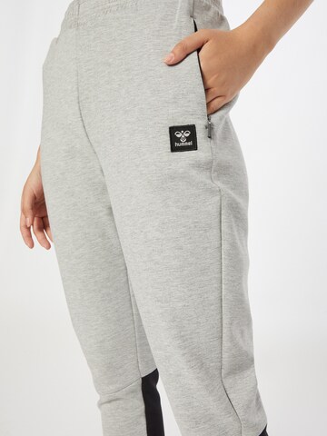 Effilé Pantalon de sport 'Essi' Hummel en gris
