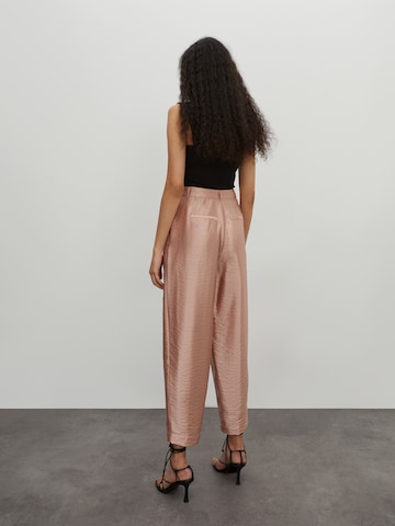 EDITED Tapered Pleat-Front Pants 'Rea shine' in Pink