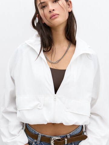 Geacă de primăvară-toamnă de la Pull&Bear pe alb