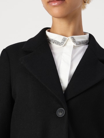 Vero Moda PetitePrijelazni kaput 'VMFORTUNESARA' - crna boja