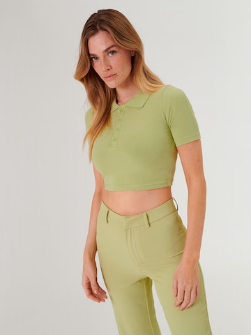 ABOUT YOU x Swalina&Linus - Camiseta 'Josefin' en verde: frente