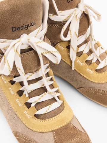 Sneaker înalt de la Desigual pe maro