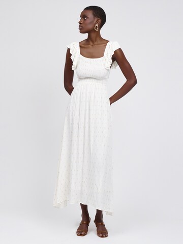 Rochie de la Influencer pe alb: față