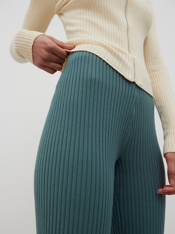 Coupe slim Pantalon 'Vivi' EDITED en vert