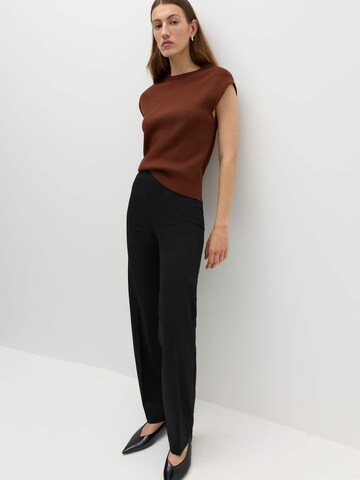 Regular Pantalon à plis Marks & Spencer en noir : devant