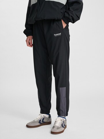 Hummel Tapered Broek in Zwart: voorkant
