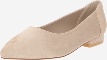 Ballerine ouverte devant shop