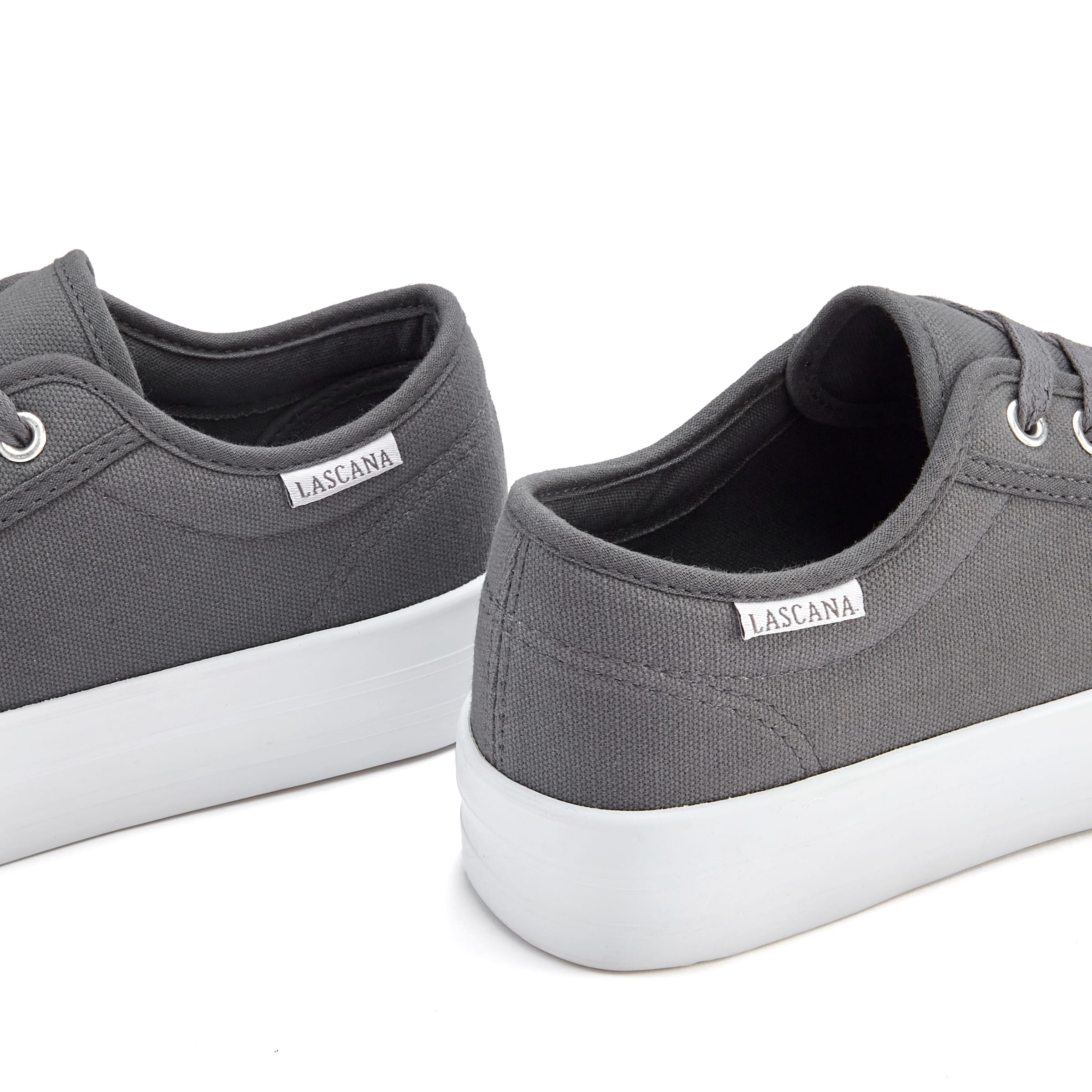 LASCANA Низкие кроссовки в Серый