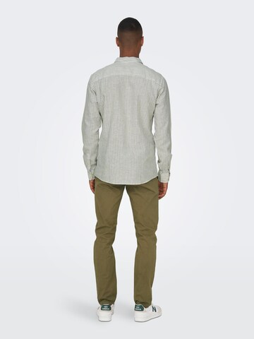 Only & Sons جينز مضبوط قميص 'CAIDEN' بلون أخضر