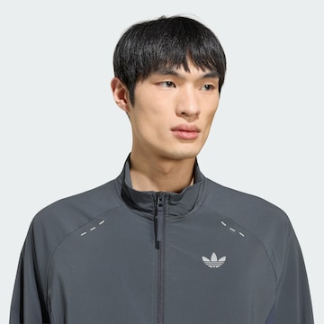 Giacca di mezza stagione 'Tech Trefoil Essentials' di ADIDAS ORIGINALS in grigio