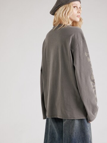 WEEKDAY Oversized bluse i grå