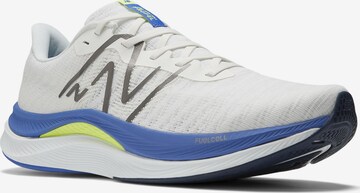 Chaussure de course 'FuelCell Propel v4' new balance en blanc