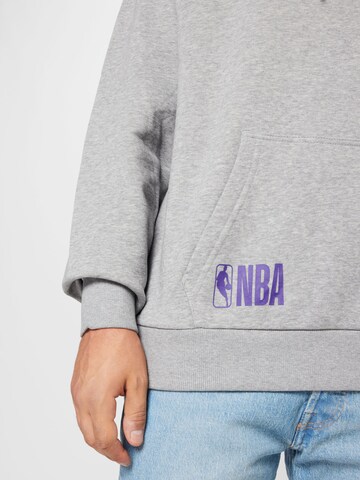 NEW ERA Sportsweatshirt 'Los Angeles Lakers' in Grau