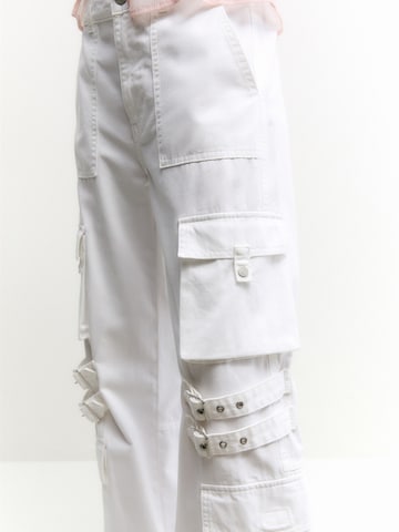 Pull&Bear Loose fit Cargo jeans in White