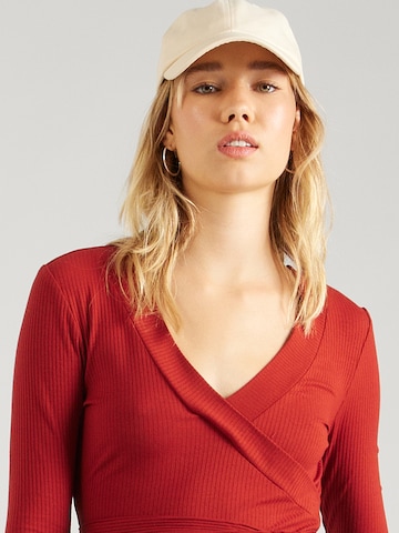 T-shirt 'Cassia' ABOUT YOU en rouge