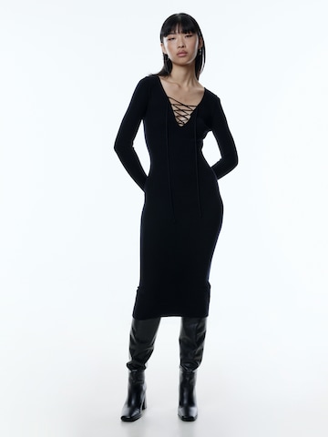 EDITED Gebreide jurk 'Engelina' in Zwart: voorkant