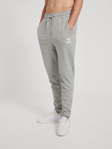 Hummel Tapered Sportbroek in Grijs: voorkant