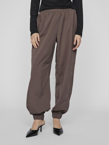 Effilé Pantalon cargo VILA en marron : devant