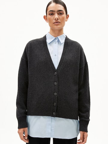 ARMEDANGELS Strickjacke KAAJA in Grau: Vorderseite