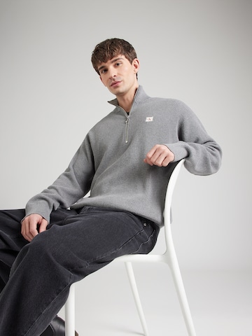 Calvin Klein Jeans Свитер в Серый: спереди