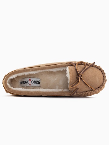 Minnetonka - Pantufa 'Cally' em castanho