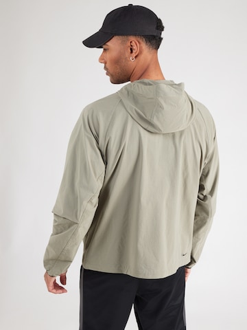 Giacca di mezza stagione di Nike Sportswear in verde: dietro