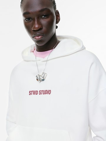 Pull&Bear Sweatshirt 'STWD' i hvid