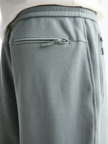 Pull&Bear Loosefit Shorts in Grün