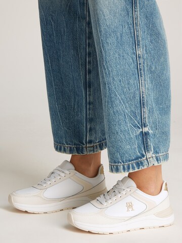 TOMMY HILFIGER Σνίκερ χαμηλό σε λευκό: μπροστά