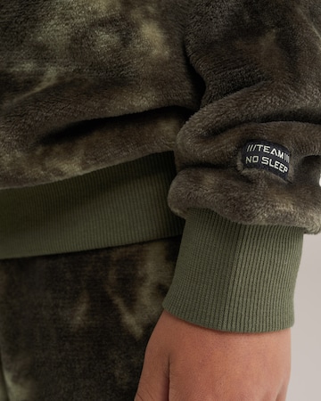 Pijamale de la WE Fashion pe verde