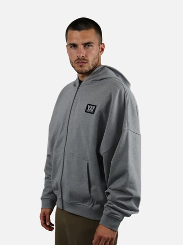 HEFTYKA Zip-Up Hoodie in Grey