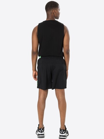 PUMA Loosefit Sportshorts in Schwarz