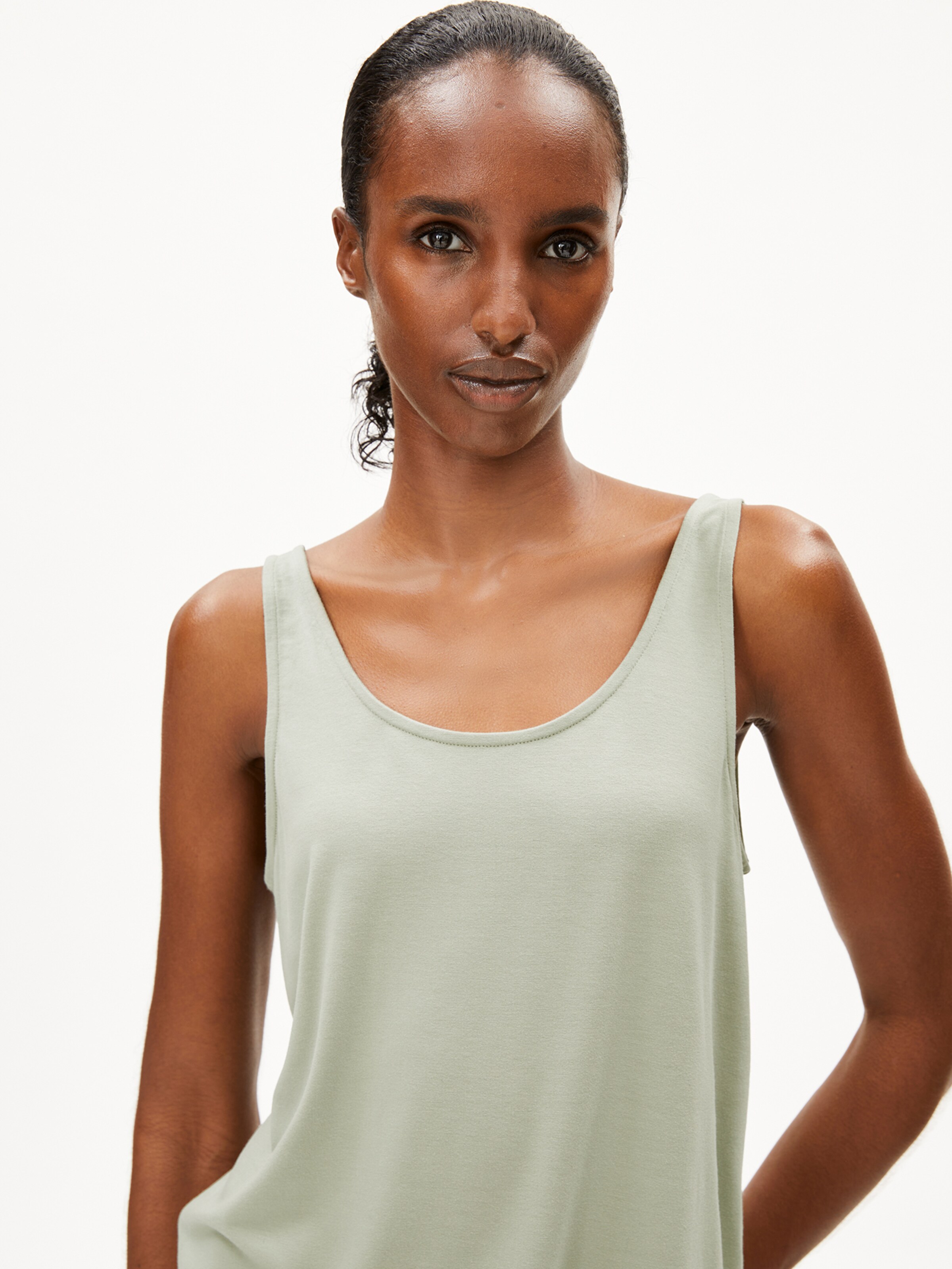 ARMEDANGELS Top ASHRAANI SOLID in Grün: Vorderseite