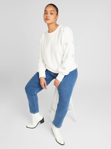 ONLY Carmakoma Sweatshirt 'Femme' in Wit