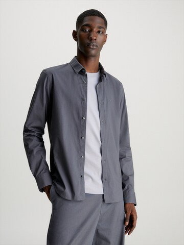 Coupe slim Chemise Calvin Klein en gris : devant
