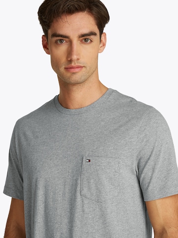 TOMMY HILFIGER Bluser & t-shirts 'ESSENTIAL' i grå