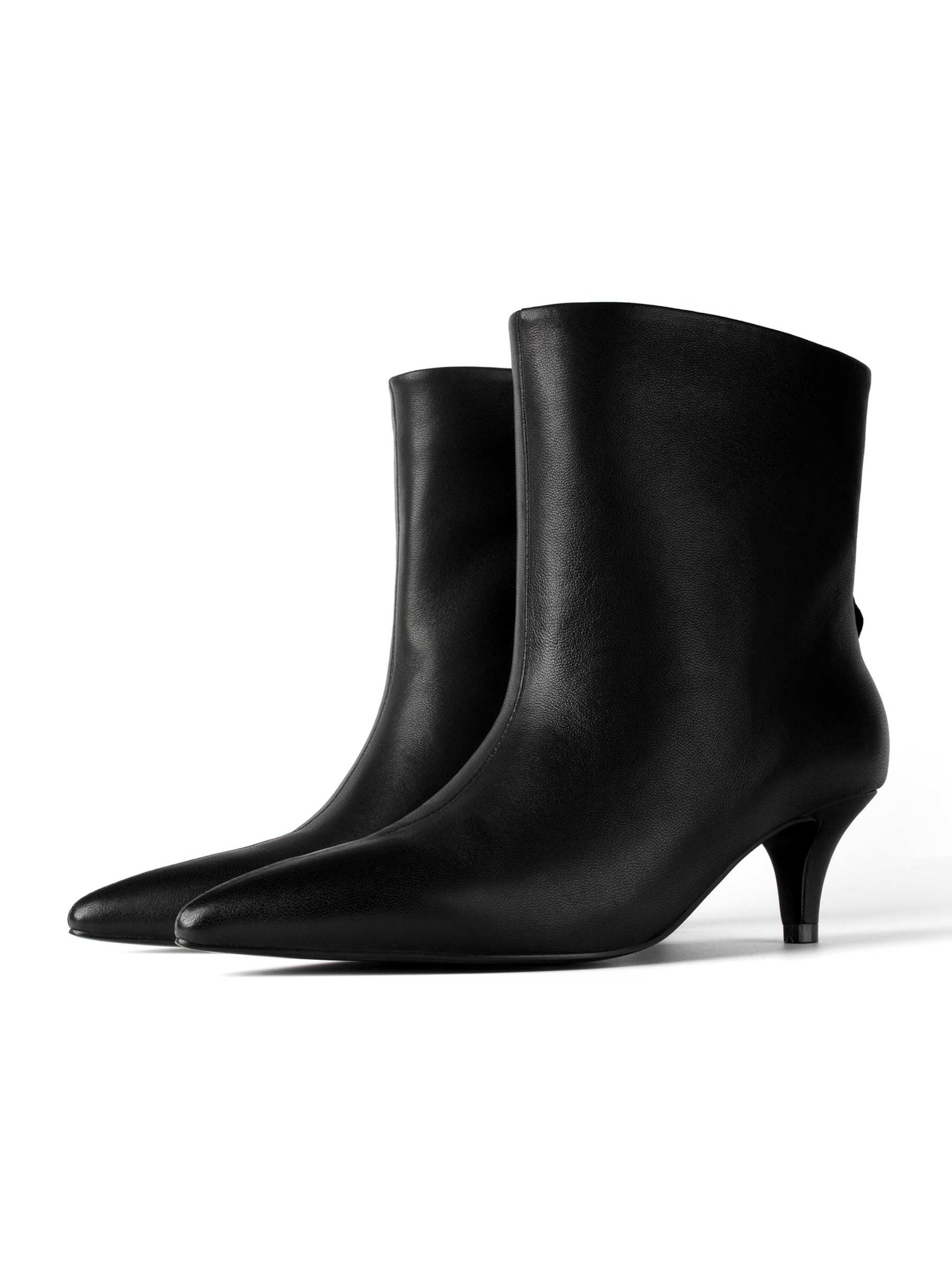 L37 HANDMADE SHOES Ankle boots 'STELLA' in Black: front