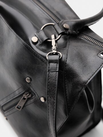 Bershka Handtasche in Schwarz