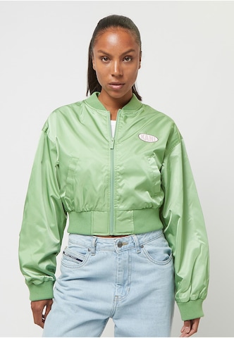 Karl Kani Jacke 'Woven Signature Short OS' in Grün: Vorderseite